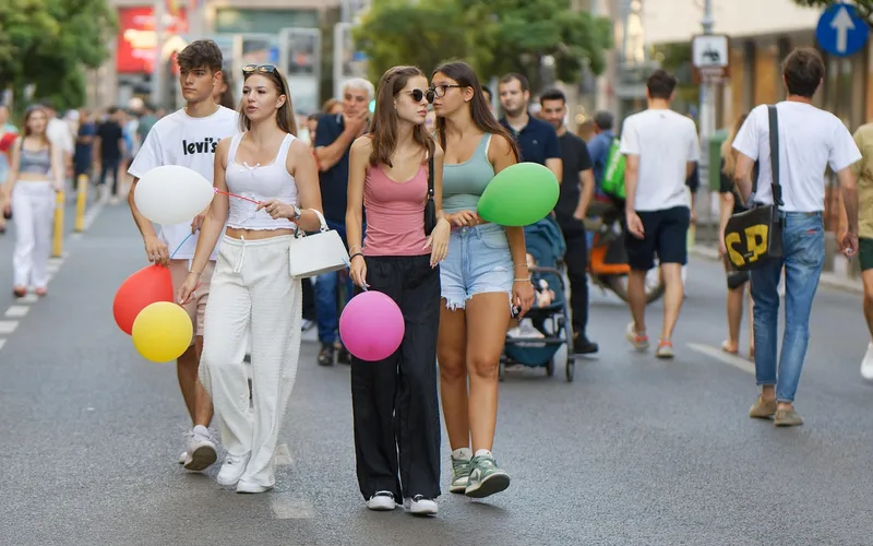 People, walking, promenade, balloons